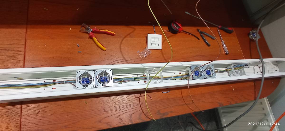 kabel goten aanleggen met netwerk en stroom kabels